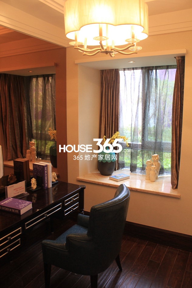 长虹世纪荣廷样板间书房