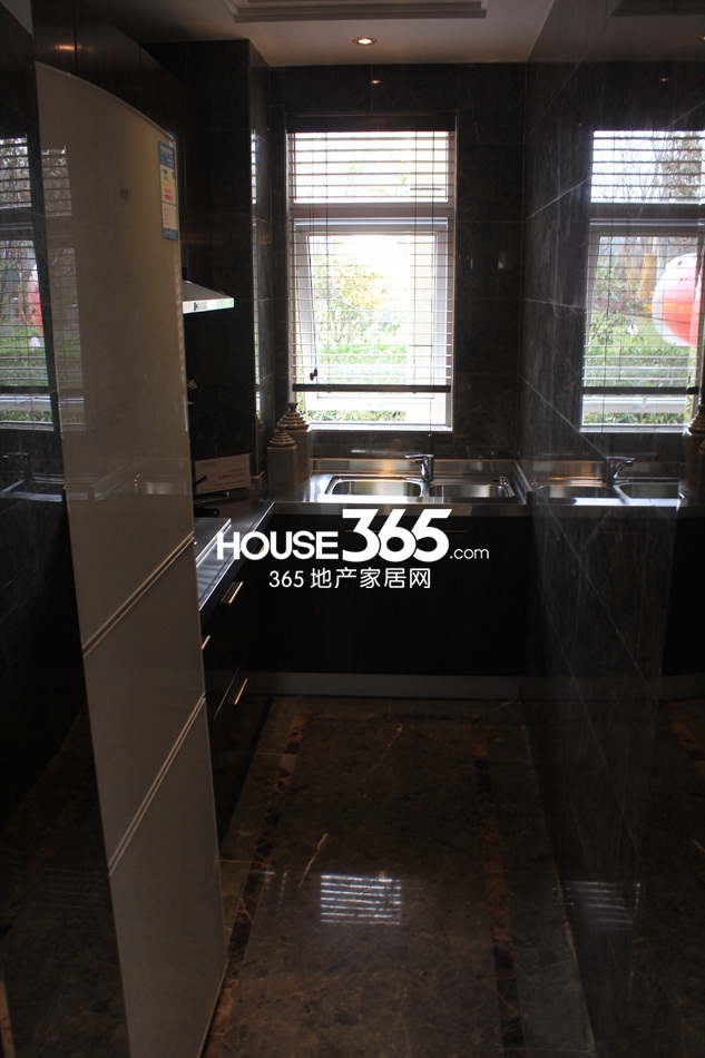 长虹世纪荣廷样板间厨房