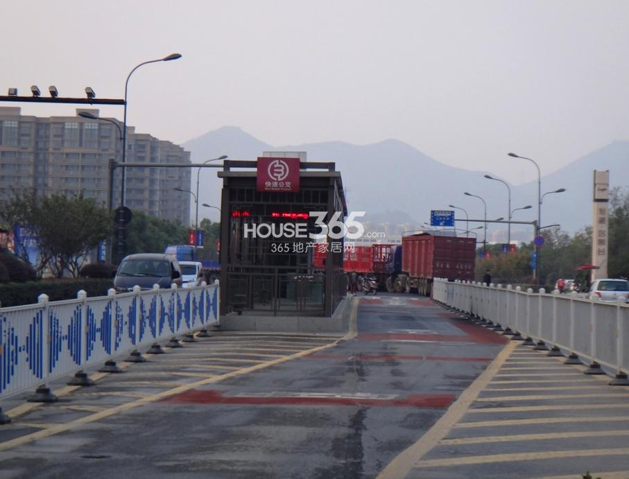 龙湖名景台周边配套——同协路杭玻街口公交站