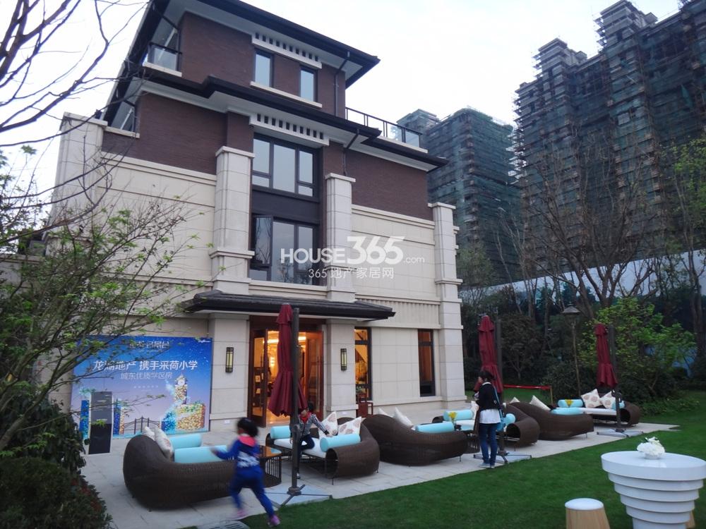 龙湖名景台售楼处大门实景图 2013.10摄