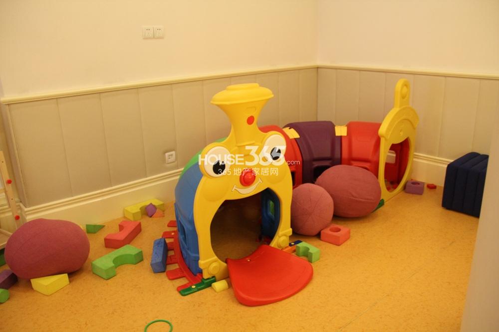 万科紫台项目儿童玩耍处（展示中心） 2013.10摄
