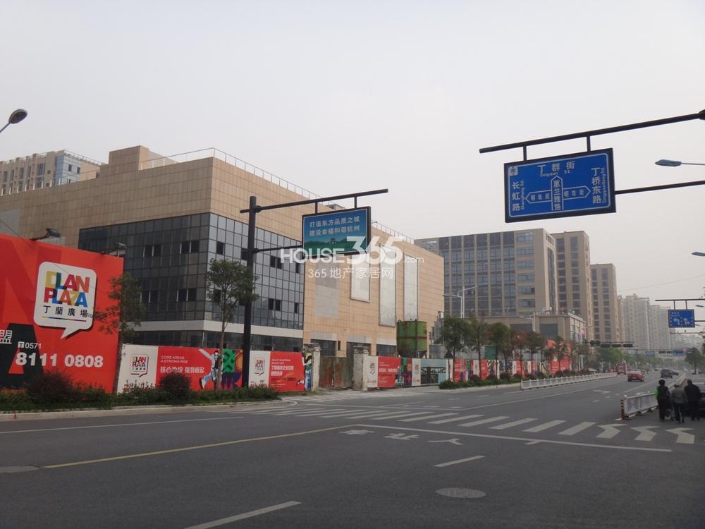 丁兰广场底商现场施工实景图 2013.10摄 