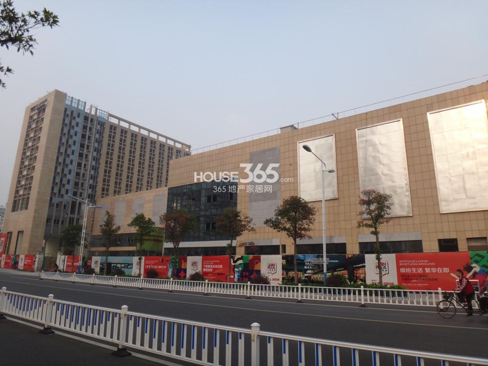 丁兰广场商铺现场实景图 2013.10摄 