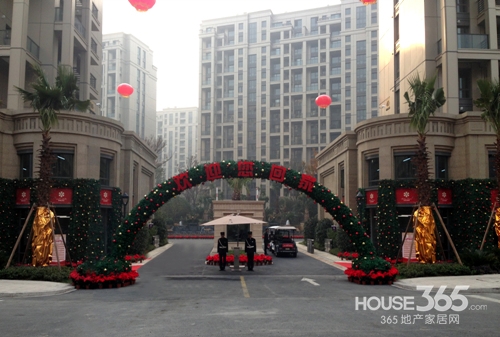 滨江金色黎明一期大门实景图 2013.12