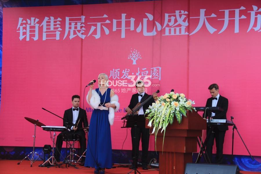 顺发恒园现场售楼处开放当天的唱歌活动 2014.4.12摄 