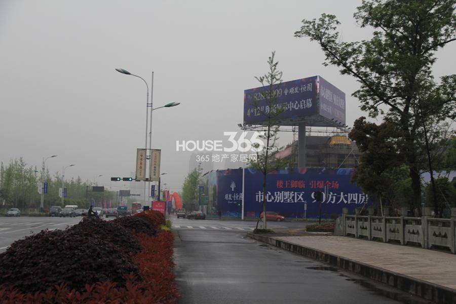 顺发恒园周边配套——建设二路与道路绿化带 2014.4.12摄 
