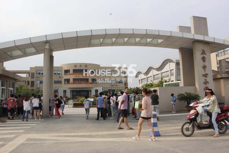 绿城西溪融庄周边五常中心小学门口 2014.6.13