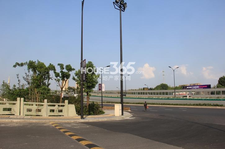 保利梧桐语周边配套——德胜快速路实景图 2014.7.29摄 