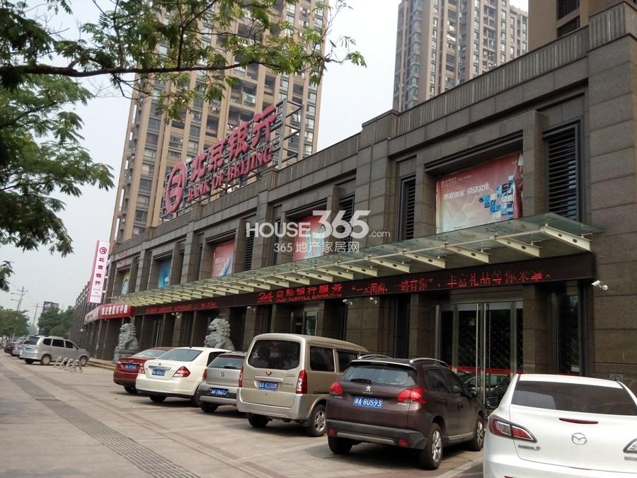 东海金沙T台底商的北京银行实景图 2014年9月摄