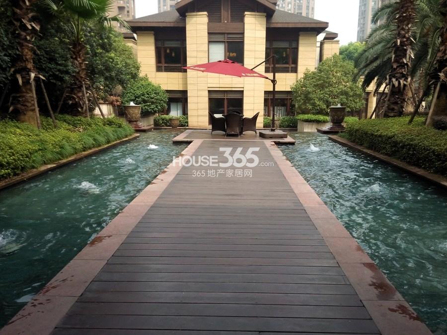东海金沙T台售楼处休憩区实景图 2014年9月摄