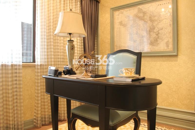 保亿风景晨园G2户型89方中间套样板房——书房一角
