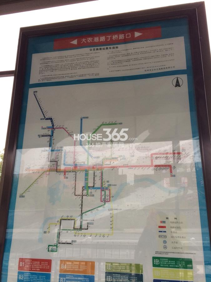 天阳晴朗周边的B3大农港路丁桥路口公交站 2014年11月摄