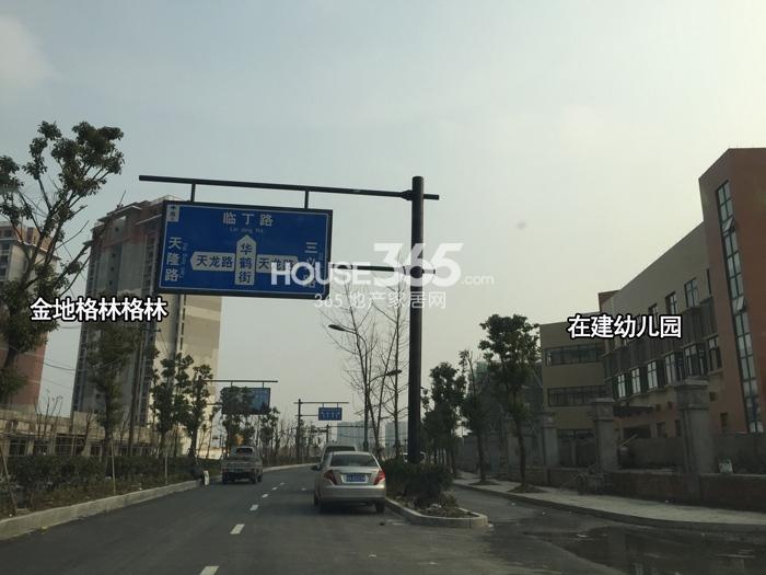 金地格林格林周边配套——项目西侧在建的幼儿园 2015年1月摄