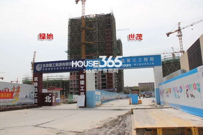 世茂天宸施工大门实景图 2015年3月摄 