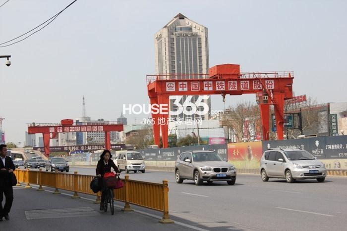 绿地华家池1号周边配套——中铁隧道实景图 2015年3月摄 