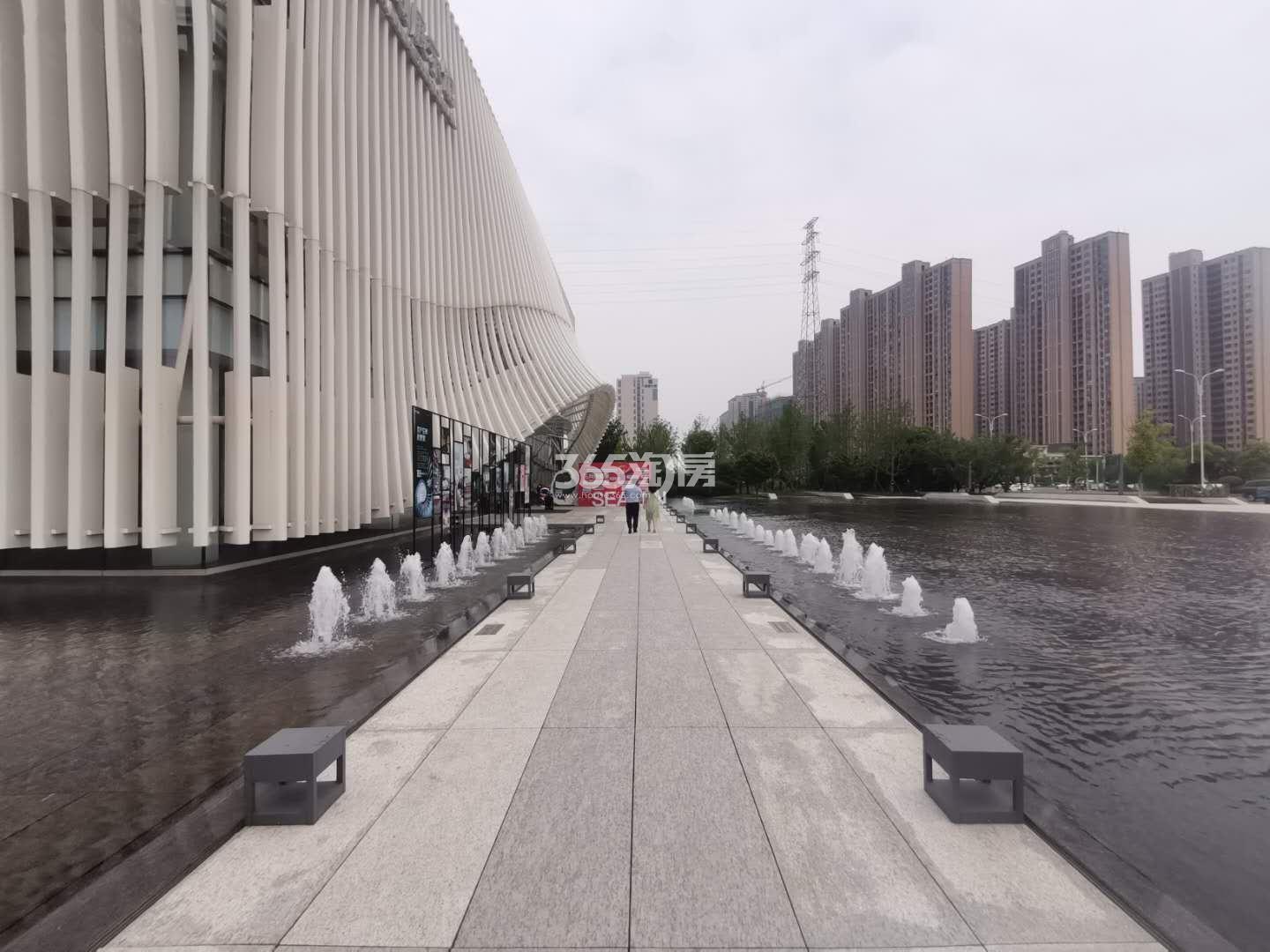 MOC芯城汇售楼处入口实景图