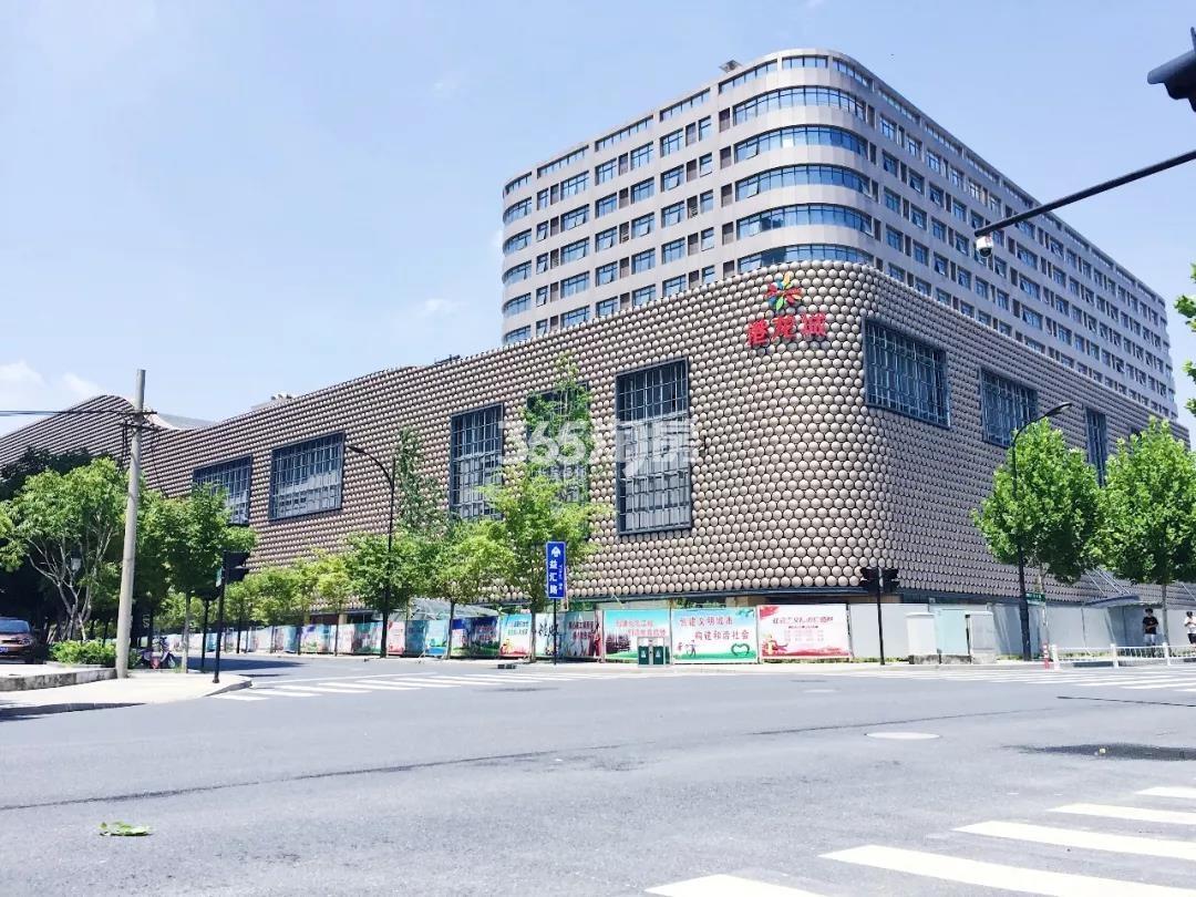 周边配套：25万㎡的港龙城（2018.9）