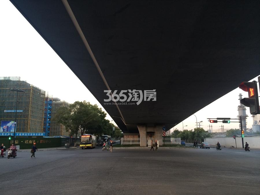 融信江南学府东面通惠高架实景图 2017年11月摄