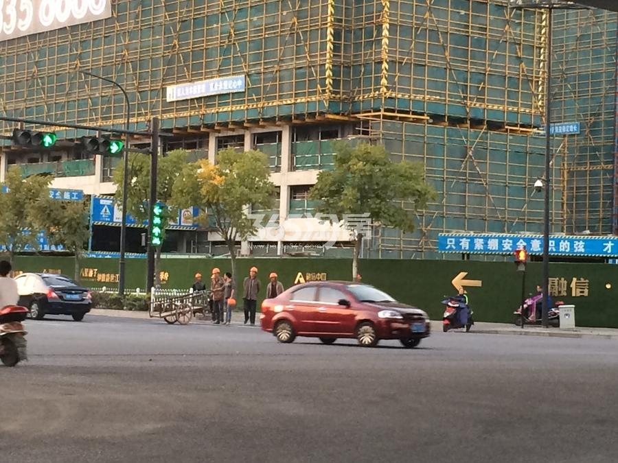 融信江南学府叠墅1号楼实景图  2017年11月摄