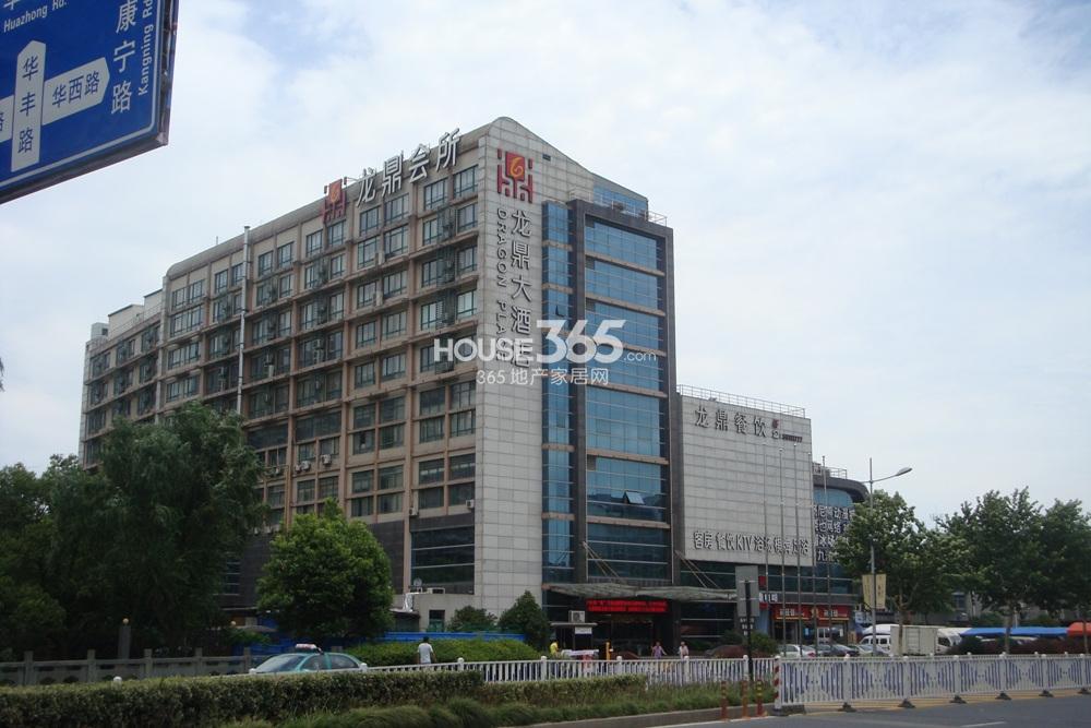 项目南区东侧的商业配套：龙鼎大酒店、餐饮、娱乐、农贸市场等