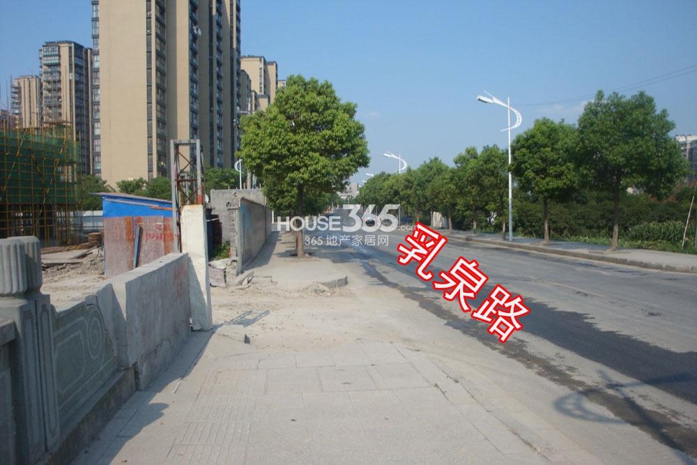 2013.7.10湖漫雅筑实景图--工地前面的乳泉路