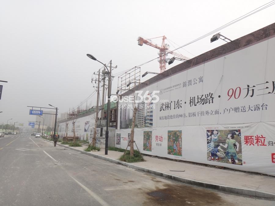 信宇锦润公寓全福桥路的围栏广告 2013年摄