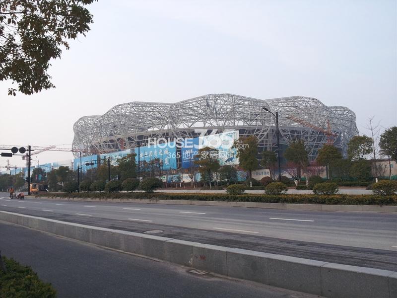 2014年2月中旬在飞虹路上拍摄绿地旭辉城附近的奥体博览城实景