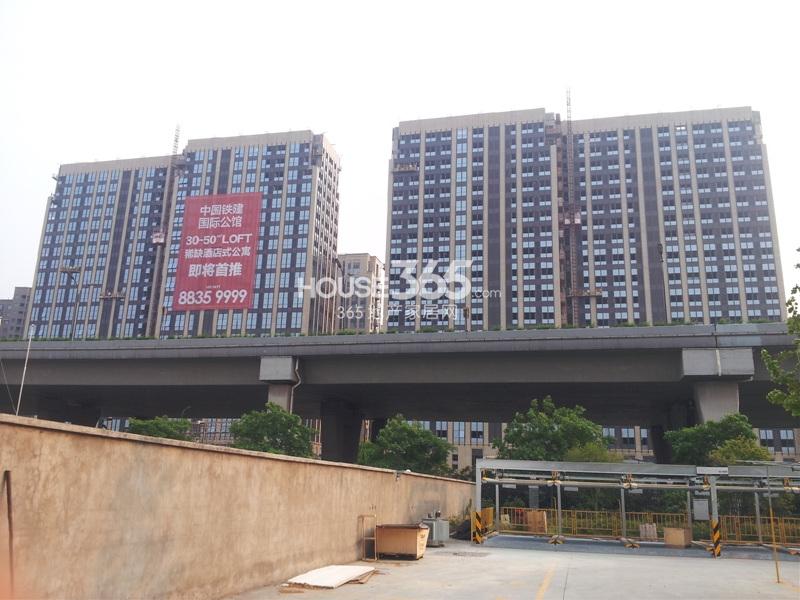 2014.5.8在高架对面拍中国铁建国际城项目酒店式公寓部分