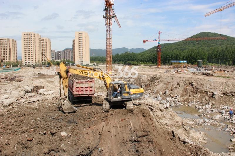 中天之江诚品项目施工进程——打地基（2014.5.25）
