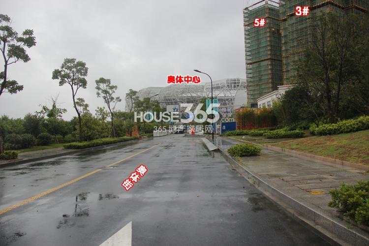 2014年8月下旬莱蒙水榭春天项目实景--3、5号楼及奥体中心合影