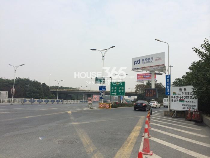 德信大家钱江府周边高速路口实景图 2014年11月摄