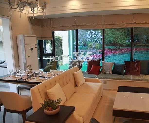 得力名望府A户型90方样板房——客厅与餐厅