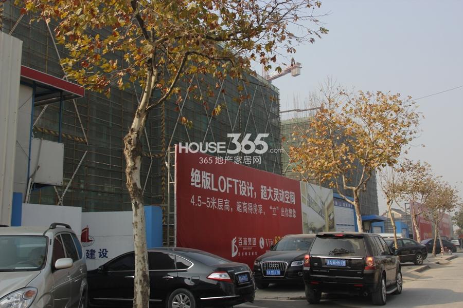 百富联合国际施工现场大门和广告围栏