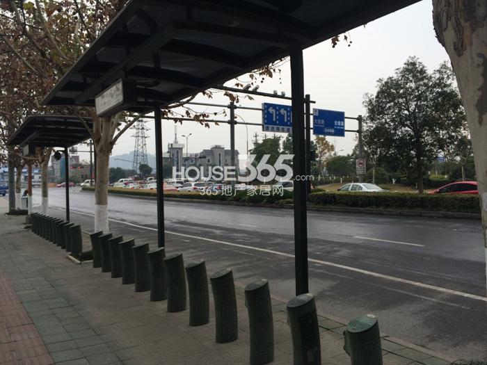2014年12月汉嘉申花郡项目实景--丰庆路上的公共自行车租借点