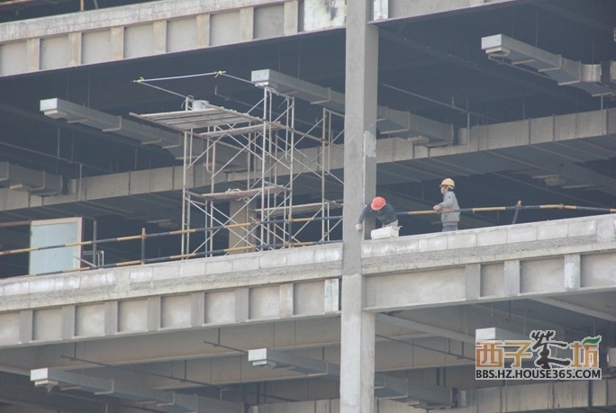 地铁东城广场建筑工人在做外立面 2014年12月摄