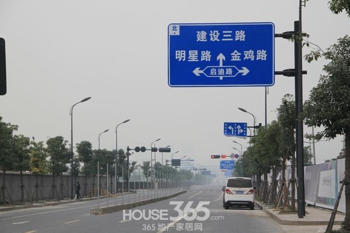 顺发恒园西侧乐达路上的指示牌 2014年11月摄