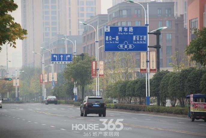顺发恒园南侧的道路指示牌  2014年11月摄