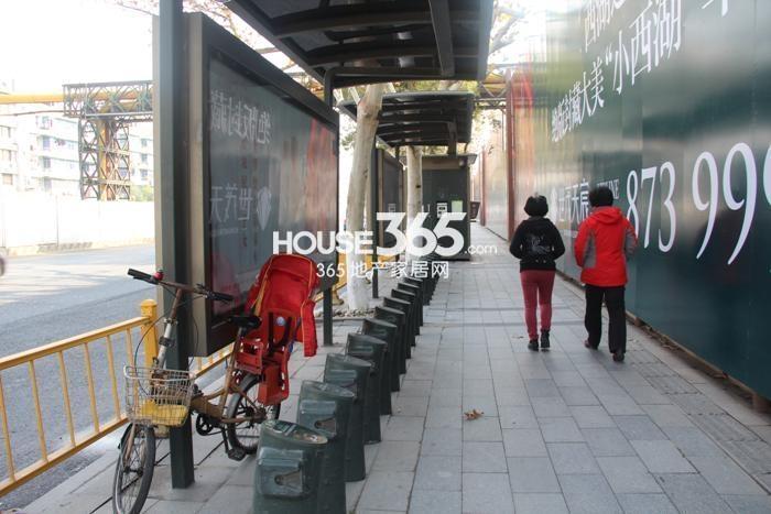 世茂天宸艮山西路上的公共自行车租赁点