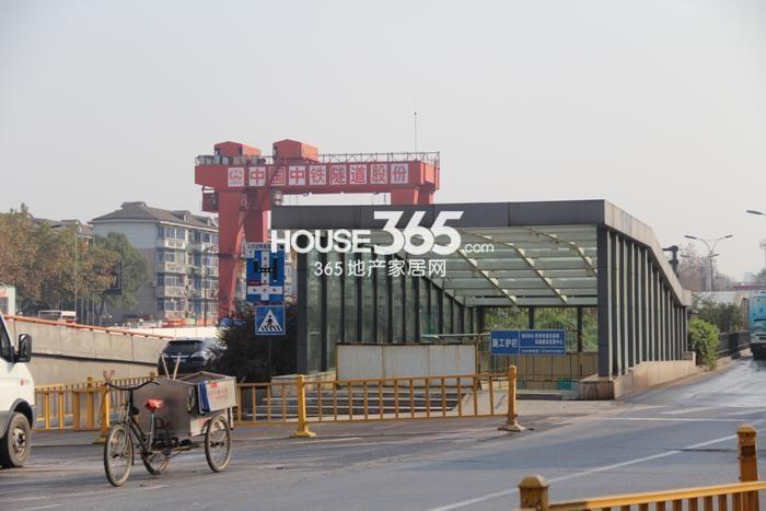 世茂天宸北侧艮山西路实景图