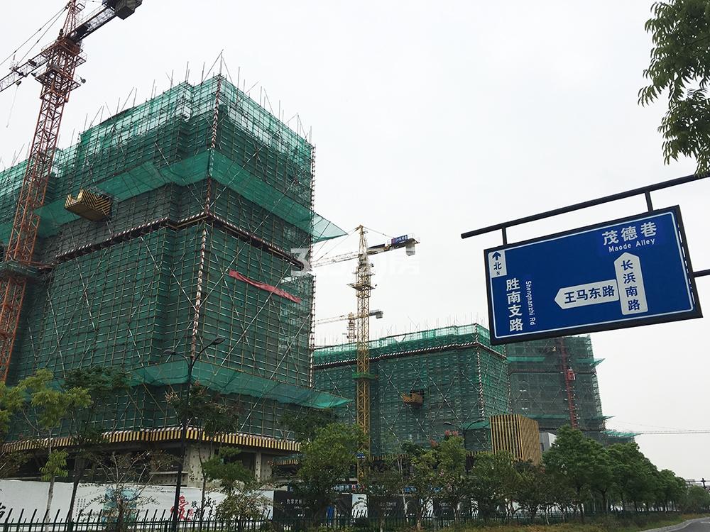 2017年10月底朗诗熙华府高层局部与周边路牌合影