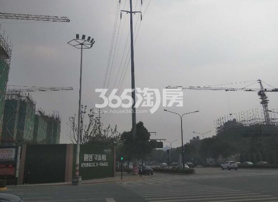 融创望海潮育才北路与建设一路交叉口实景图 2017年10月摄