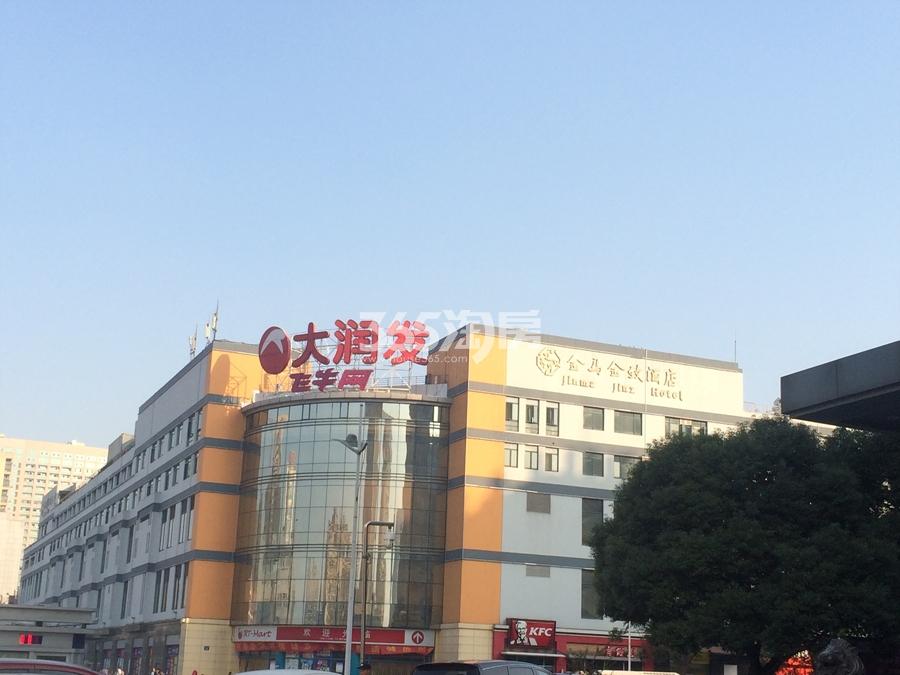 龙湖天钜南面大润发超市实景图 2017年11月摄
