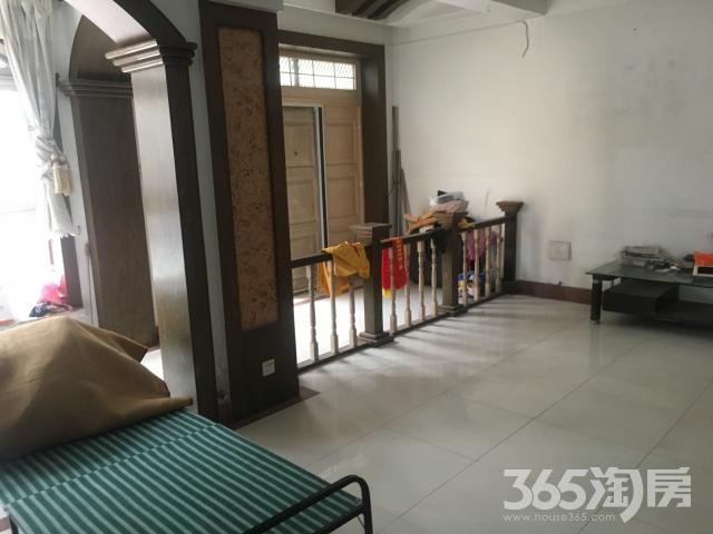 仙鹤山庄位于仙林大学城,靠近南京师范大学对面,小区环境好,物管优良,周边配套设施齐全,学校。医院,银行,超市,幼儿园等应有尽有, 南师附属小学中学学区房 1;独栋别墅,全明,有院子300平米 2;满5年没有营业税,位置好,精装修 3;交通方便,地铁2号线、50路、70路、97路、107路、108路、138路、139路、146路、165路、177路、310路、南汤线、东上 欢迎看房,15851808053 QQ 1056772052 双驰房产张顺花真诚为你服务 更多房源请进入我的店铺