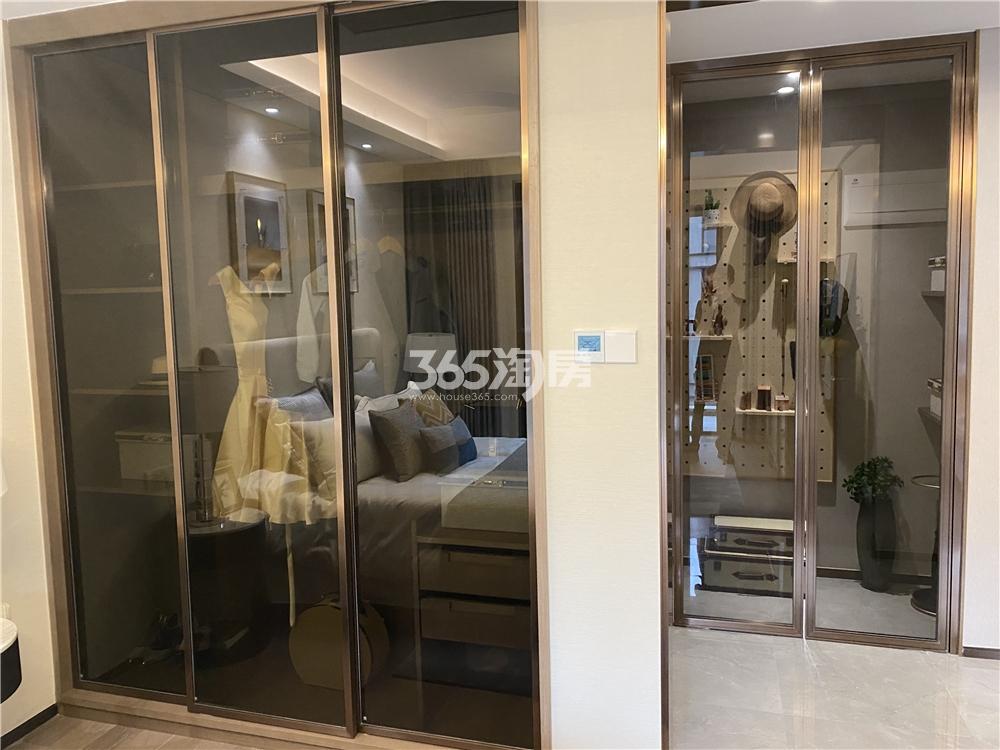 泷悦华府高层120方样板间——衣帽间