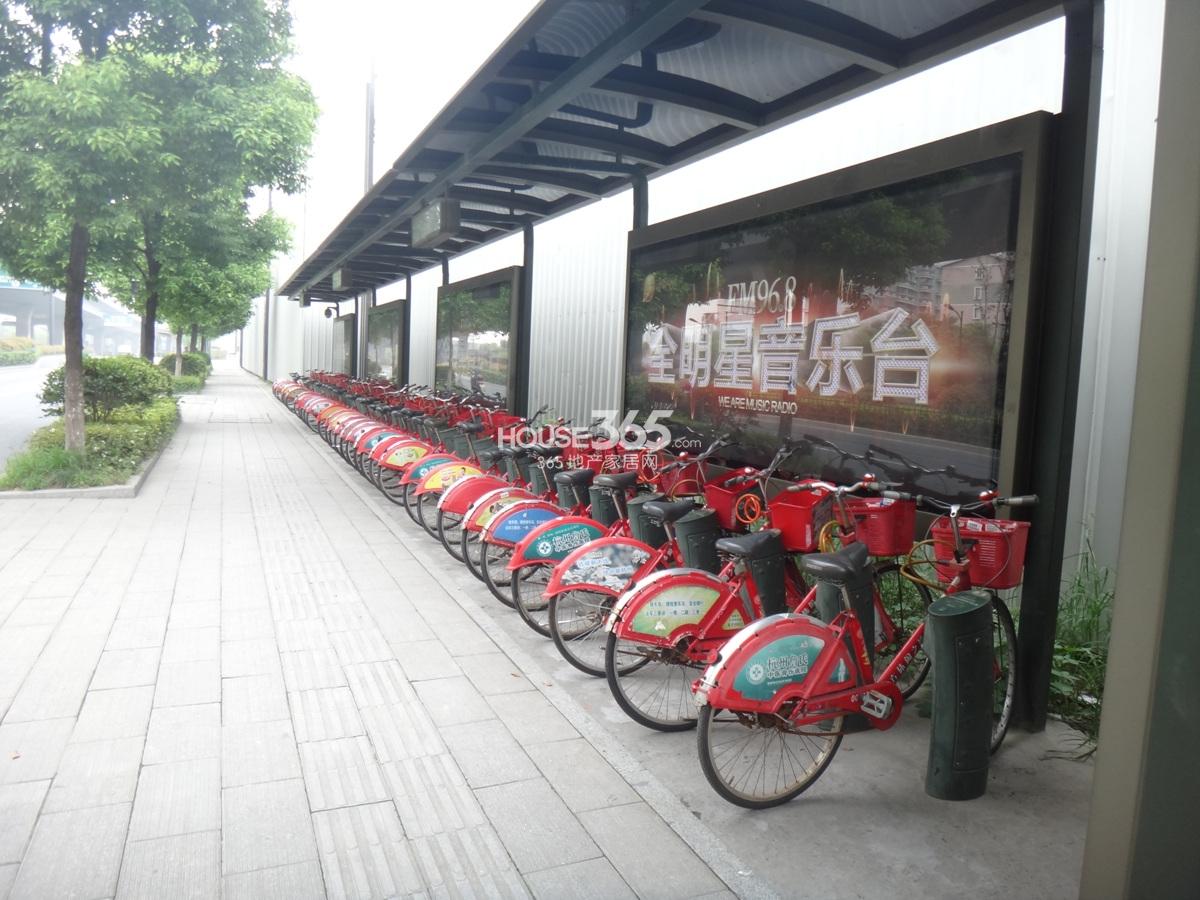 天城府项目周边配套——石桥路上的公交自行车租赁点