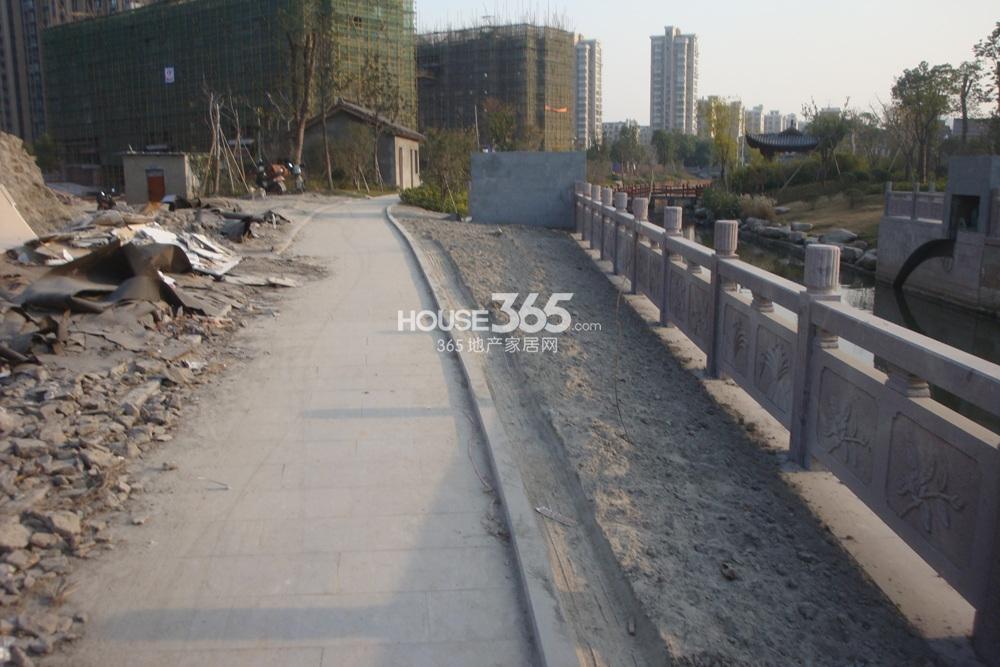 2013年12月中旬湖漫雅筑项目实景--长河边靠近农贸市场的道路