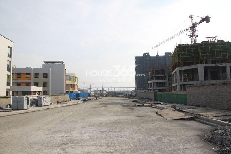 龙湖名景台与在建幼儿园和小学隔一条道路（2014.2.11摄）