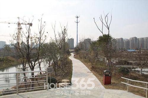 龙湖名景台一期和二期隔着条河（2014.2.11摄）