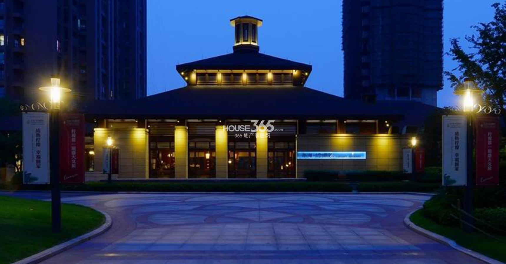 东海金沙T台夜景售楼处实景图