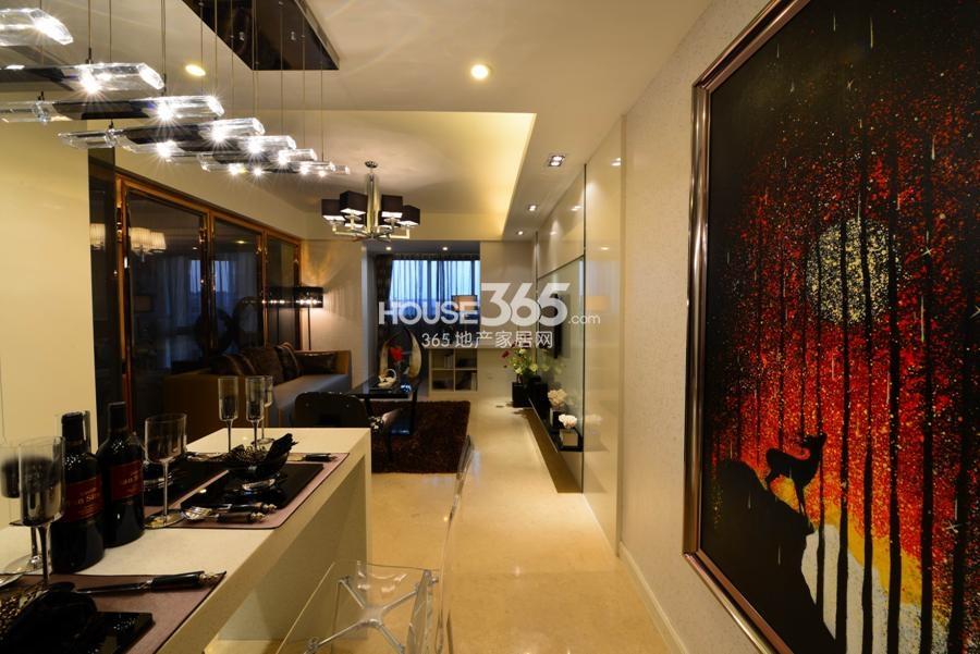 东海金沙T台65方样板房——餐厅与客厅